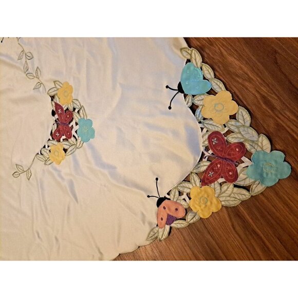 Blossoms & Blooms Tablecloth Applique Flowers Butterfly Cut Out Kohls 82x59 - Picture 3 of 8